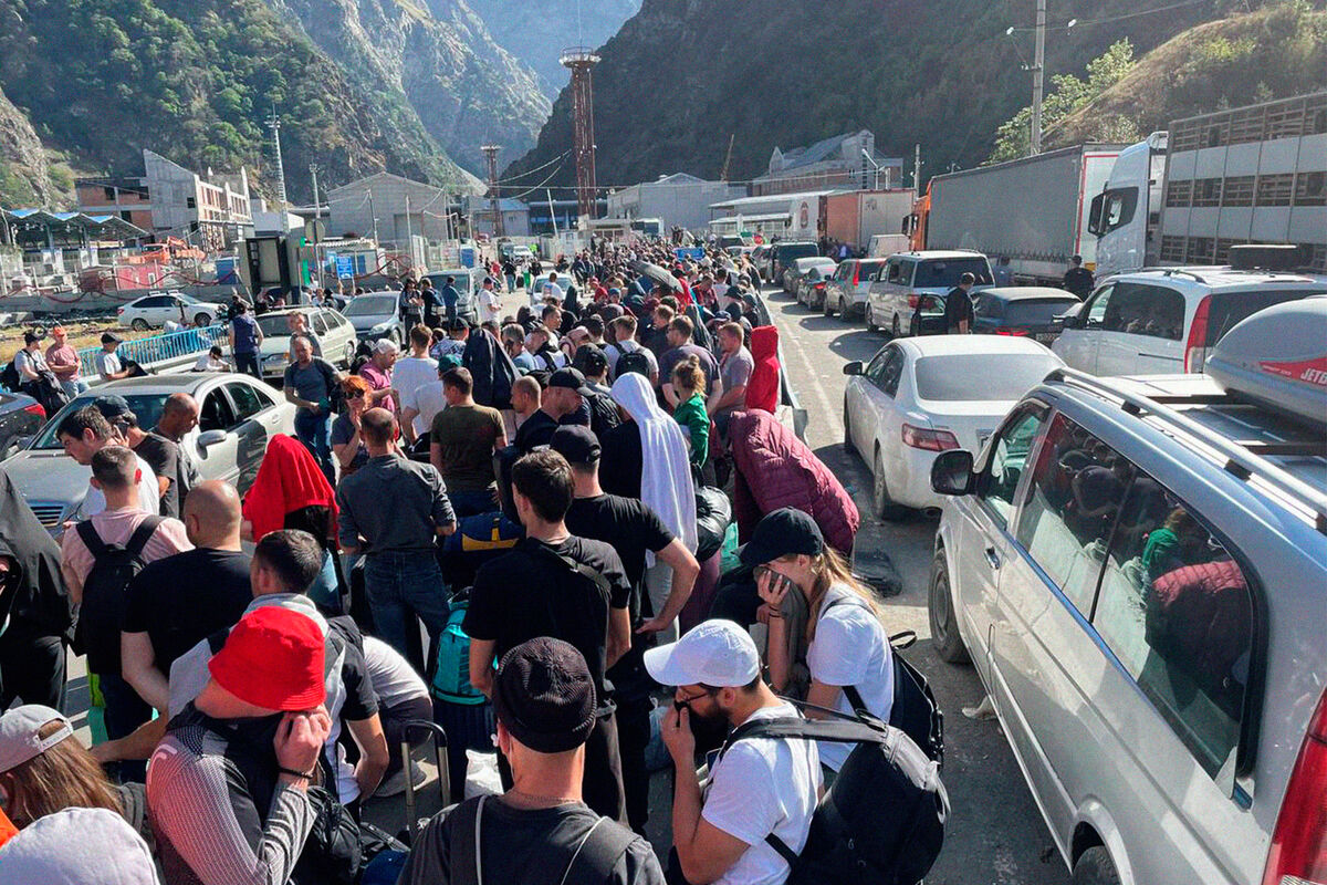 Люди в очереди на КПП «Верхний Ларс» на российско-грузинской границе, 27 сентября 2022 года