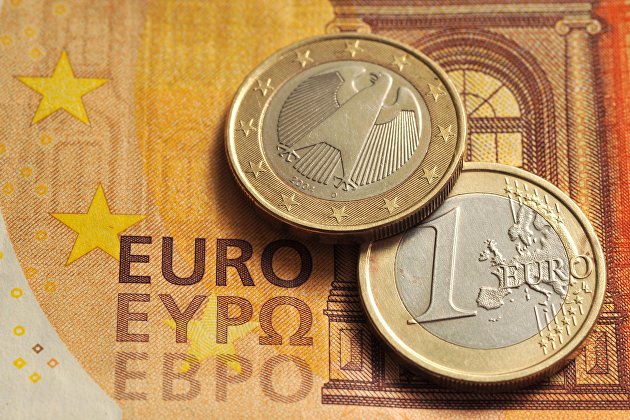 Монеты номиналом 1 евро и банкнота номиналом 50 евро