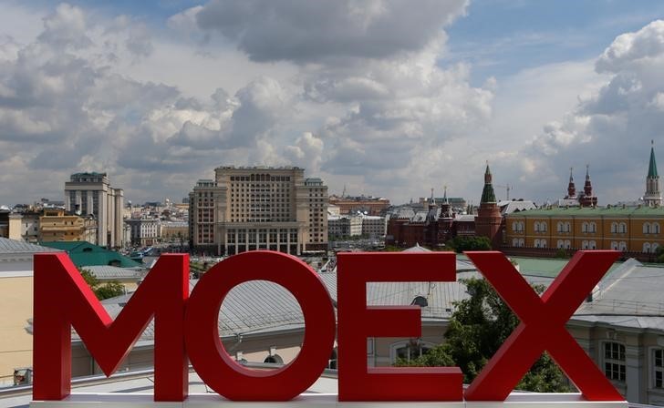 Индекс Мосбиржи понижается на 0,9% на старте торгов пятницы