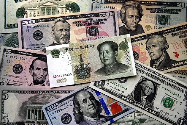 Банкноты китайских юаней и долларов США
